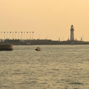 黄色--青岛海滨