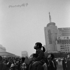 [黑白胶片]看升旗的父女俩