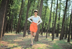 森林中的橙色裙子