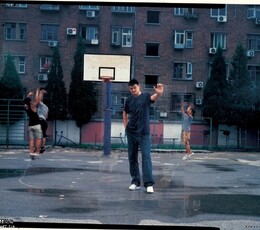 透过玻璃看人物