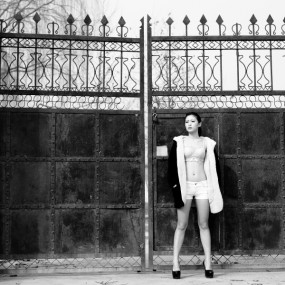 一组户外黑白人像