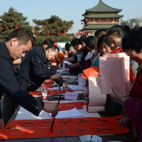 西安警察义务为民写春联