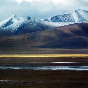 看看我老伴儿的专业摄影姿势和镜头中的西藏