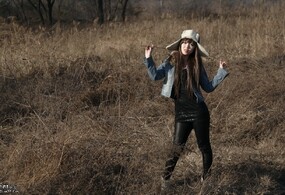 阳光 。美女 。芦苇荡