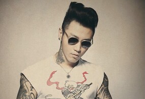 艺术性纹身男子