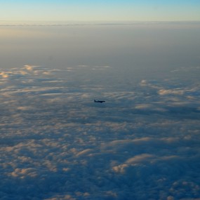 飞机上打飞机。