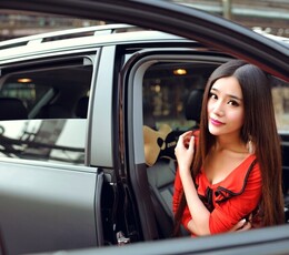 798艺术区拍车女