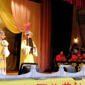 五爷庙上的晋剧演出