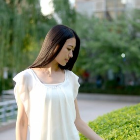 穿短裙的女孩