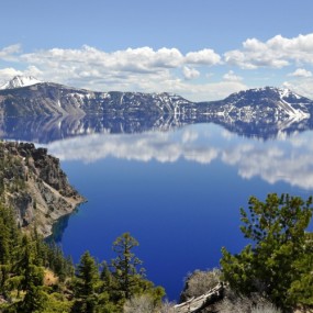 火山口上的湖泊唯美风景