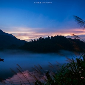 雾漫东江的唯美