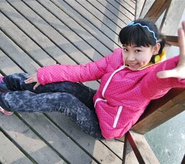 栈桥上的小女纸