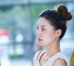 偷拍美女一枚，呵呵呵呵