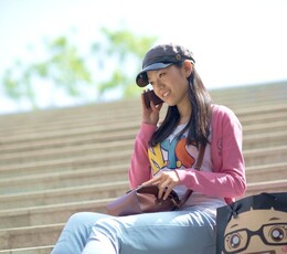 一个美女两张笑脸