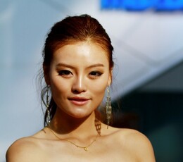 戴金项链的模特