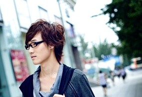 没有镜片的时尚男生