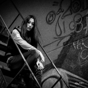 废墟与女孩