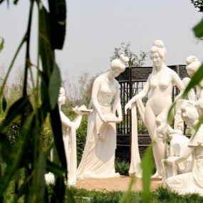 树丛里看到杨贵妃出浴