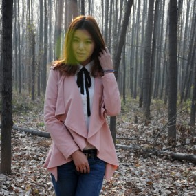 秋叶中的女孩杜陵一