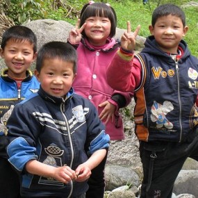 孩子们用舶来的手势表达喜悦