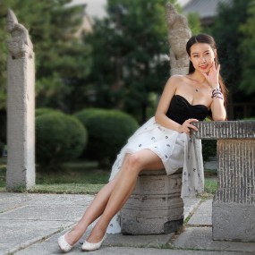 坐在石凳上的小李