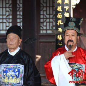 城隍庙展区县太爷祈雨表演吸引中外游客驻足