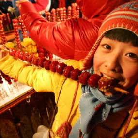 过大年晒美图~春节吃冰糖葫芦才是正经事~