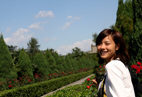 蓝天白云下的美女