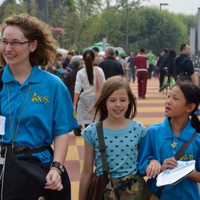 参赛作品;      人逢盛亊精神爽 其乐融融游世园