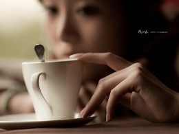 在这个寒冷的冬天，有咖啡和女人