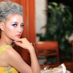 金店家居封面靓女扫拍一