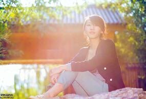 公园高光下的逆光效果