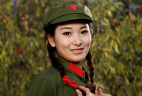 着红领章红帽徽的女兵