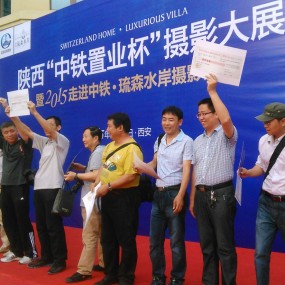 领奖、拍摄与交流