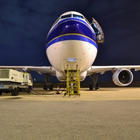 夜色中优美的南航A330-200