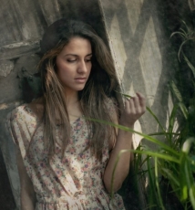 玻璃窗后的天使