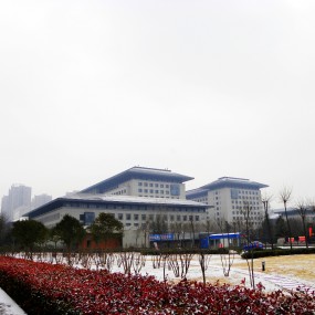 雪景中的西安市人民政府