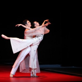 黑暗中追寻光明的爱情