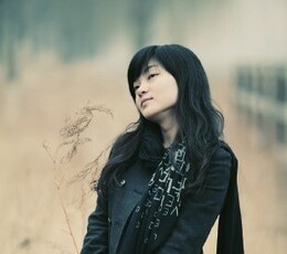 麦田中的素颜照