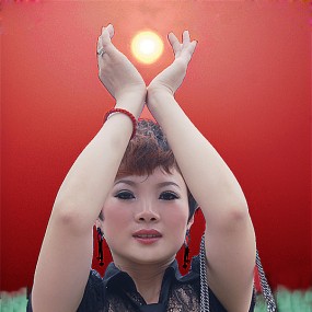 双手捧日的MM