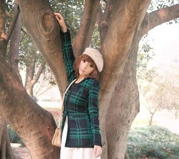 大树下回忆的白色小帽子