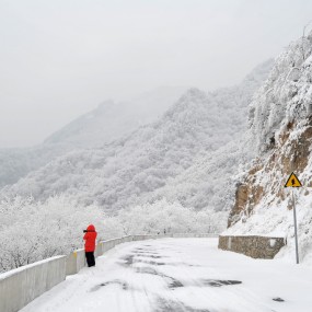 白雪皑皑一点红