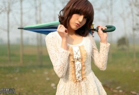 秋日落叶道路中的女生