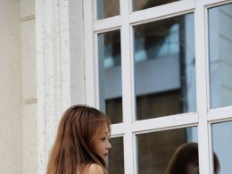 无缘对面手难牵