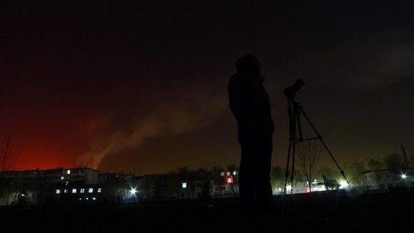 拿单反的人们在拍月食，拿卡片的在拍你们