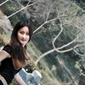 舞动的俏女郎