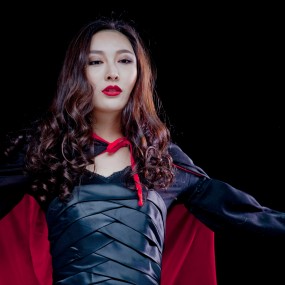 穿魔衣的女神