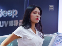 露肚脐的美模