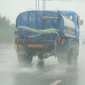 雨中洒水为哪般