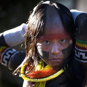 巴西土著民召-开"人-民峰-会"!